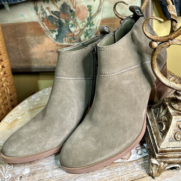 EUC Ivanka Trump “Thelma” Suede Ankle Booties. Size 6.5 - Picture 2 of 12